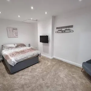 Crystal - 5 Min Walk From Town Centre Holiday home